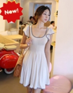 Korean ladies put on a large stripe dress bag while cultivating