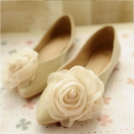 Walk through the sweet charm of a solid color chiffon three-dimensional flowers small flat point